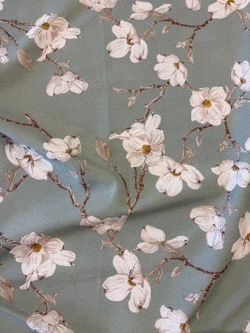 Decoratieve stof met een verfijnd bloemmotief op een