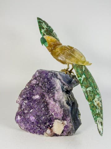 Fraai stuk - Handgesneden gele papegaai op amethyst -