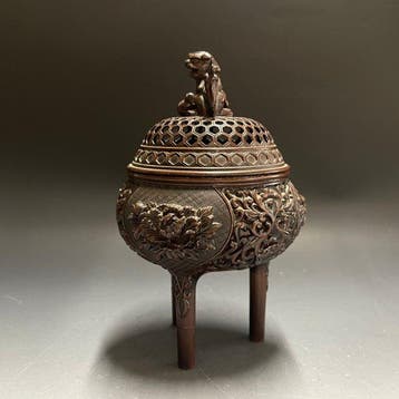 Kosai Sano - Wierookbrander - Lion Balancing on a Ball with
