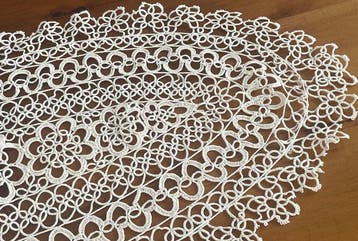centrotavola - lavorato con la tecnica del chiaccherino. -