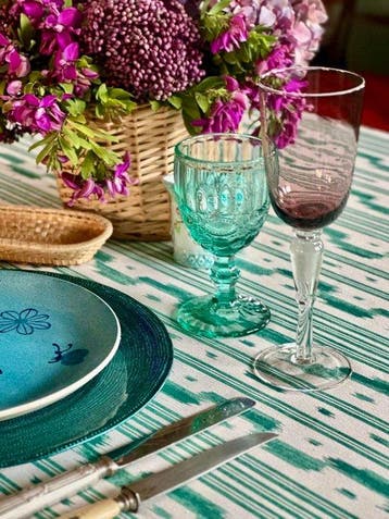 Tafelkleed met een ikat-stijl patroon voor grote tafels. -