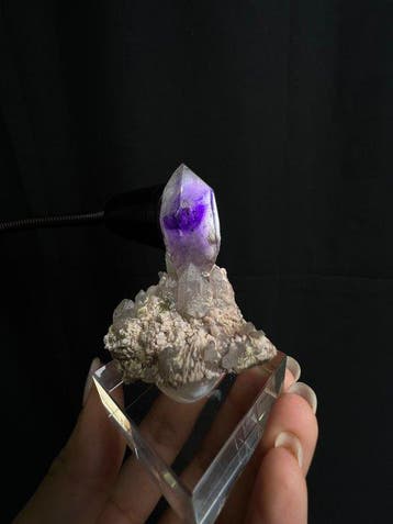 Sceptre daméthyste saisissant (inclusion cristalline)