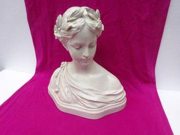 Auguste Henri Carli - Beeld, Jonge vrouw ( godin ) met