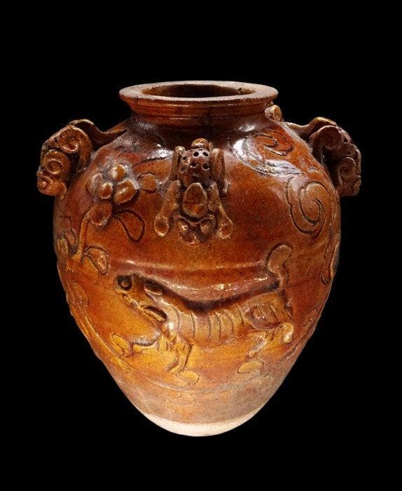 Oud-Chinees Keramiek - Martaban-jarre met reliëfdecor -, Verzamelen, Mineralen en Fossielen