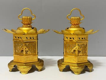 Buddhist altar lanterns (Tsuridr-style lanterns) -