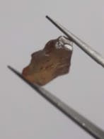 Natural brownish yellow sphene - 5.718 ct - rough gemstone -, Verzenden, Nieuw