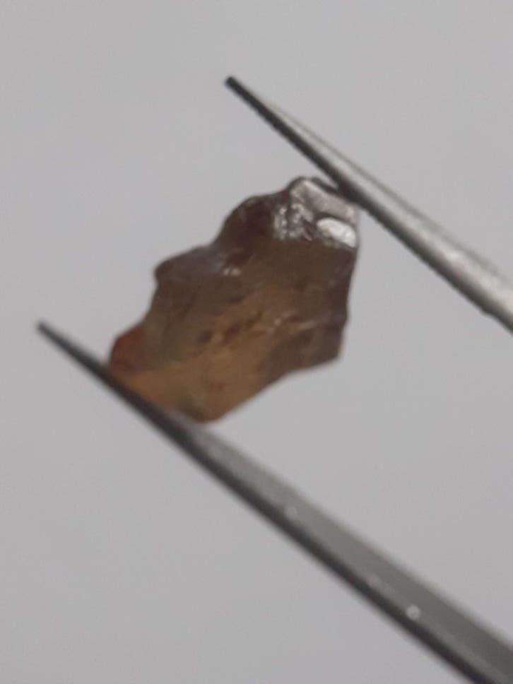 Natural brownish yellow sphene - 5.718 ct - rough gemstone -, Handtassen en Accessoires, Overige Accessoires, Nieuw, Verzenden