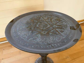 Table dappoint - Laiton - Une table à piédestal orientale