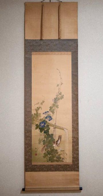 Japanse hangende rol met ochtendglorieën en een wezel -