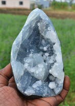 Puntige apophyllietkristallen op chalcedoon-matrix geode, Collections