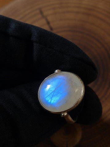 Ring met natuurlijke maansteen regenboog in ovale cabochon ·