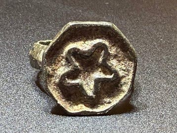 Middeleeuwen, kruisvaardersperiode Brons Symbolische ring