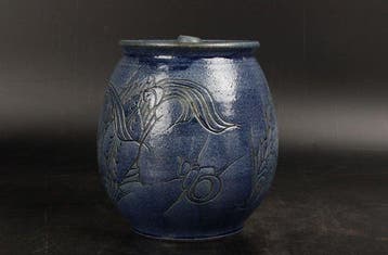Mizusashi émaillé bleu de la poterie Tsuboya Ryukyu avec
