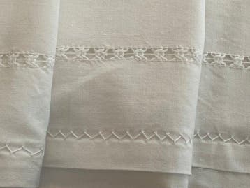 stupendo lenzuolo con ricamo a intaglio e spilature
