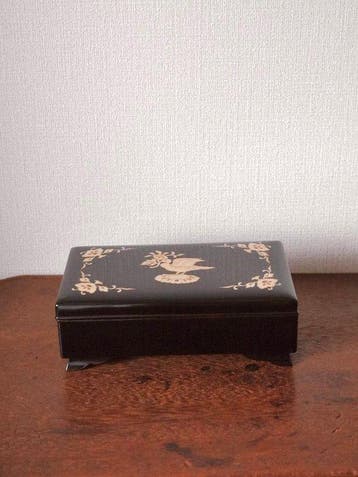 Doos - Japanse lakjubako met vogel- en bloemmotief in maki-e