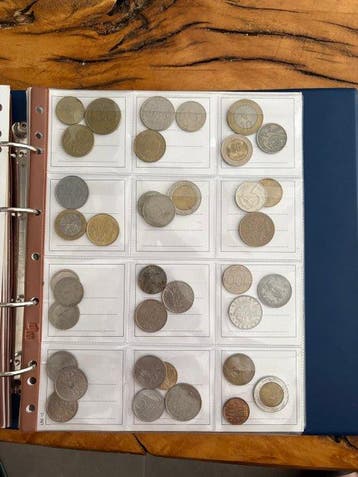 Wereld. Collection of coins and banknotes (Zonder