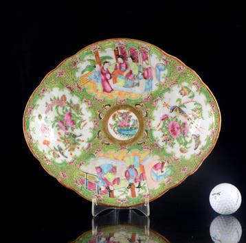 Un grand bol ovale moulé chinois Rose Mandarin - PAS DE