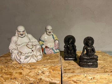 Lot van 4 Oosterse beelden – Porselein en composiet –, Antiek en Kunst