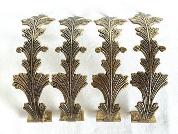 Vier prachtige messing / bronzen wandhaken voor gordijnen -