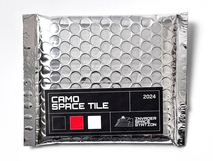 Invader (1969) - Camo Tile, Black & Red & White, Antiquités & Art, Art | Objets design