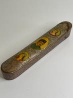 19e-eeuwse Qajar papier-maché lakwerk pennenetui (Qalamdan)