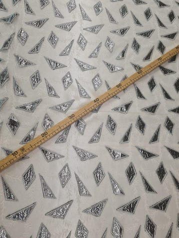 Tessuto Couture Geometrico Ricamato con Inserti Laminati
