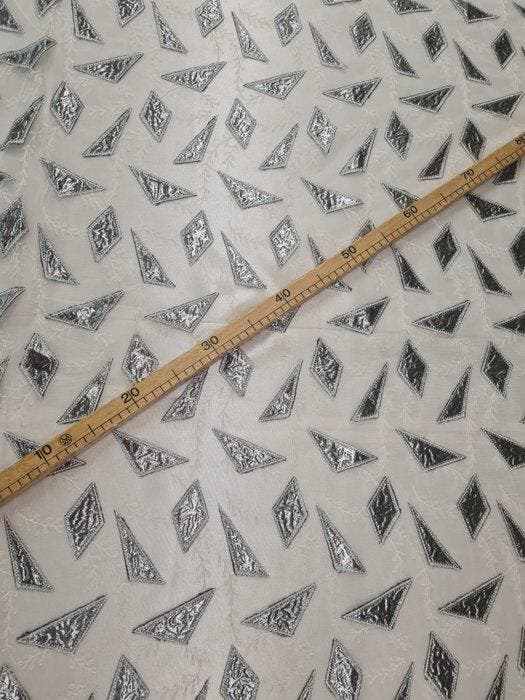 Tessuto Couture Geometrico Ricamato con Inserti Laminati, Antiek en Kunst, Antiek | Tapijten, Tafelkleden en Textiel