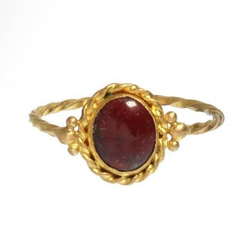 Oud-Romeins Goud, Granaat Ring met cabochon