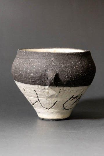 Petit pot en céramique noir et blanc avec des anses