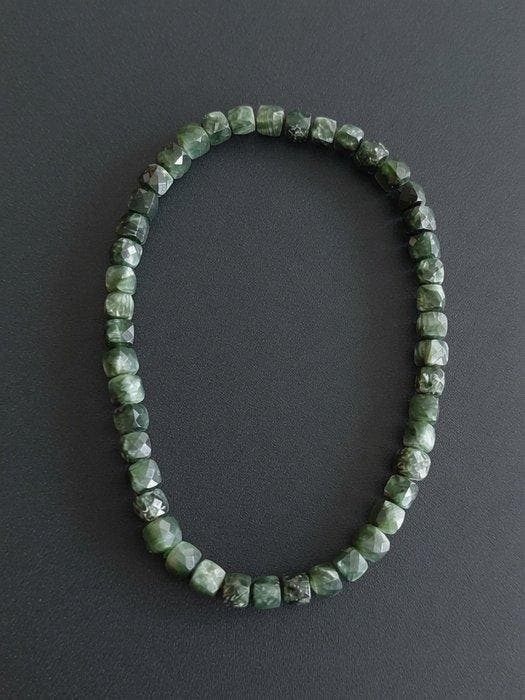 Armband van Siberische seraphinite. Facetgeslepen kralen., Verzamelen, Mineralen en Fossielen