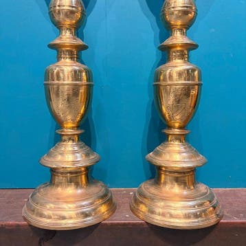Coppia monumentale di candelabri liturgici con stemma