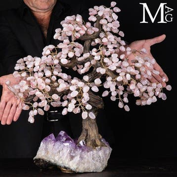 Grote handgemaakte rozenkwarts-edelsteenboom op een
