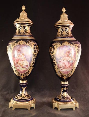 Paar grote antieke Sèvres stijl siervazen - Vase avec