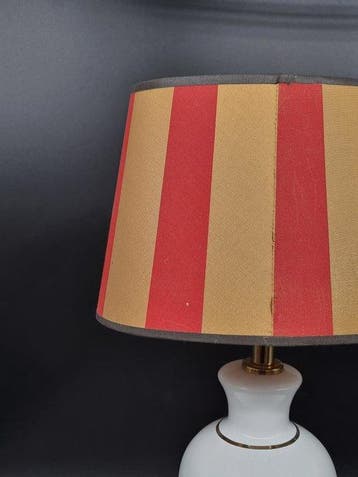 Vintage Tischleuchte – Weißer Fuß mit Goldakzenten und