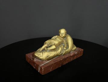 Beeld, Charmant bronze doré représentant un enfant endormi, Antiquités & Art