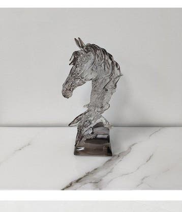 Figurine - The head of a galloping horse - Résine