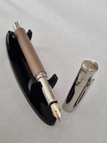 Otto Hutt - Design 04 - Vulpen, Nieuw