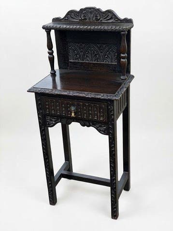 hall table in neogotische stijl met rijk houtsnijwerk -