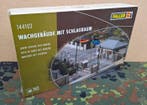 FALLER - Diorama Wachgebäude mit Schlagbaum /