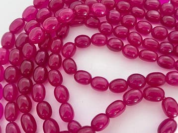 Environ 240 perles de quartz rubis fabriquées à la main,