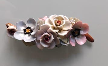 Themacollectie - Bloemen in fijn keramiek en porselein.