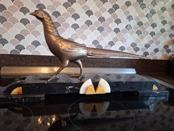 Sculpture, Art Deco fazant op marmeren sokkel met onyx-inleg