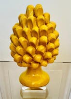 Decoratief ornament - Italië - Ambachtelijke dennenappel uit