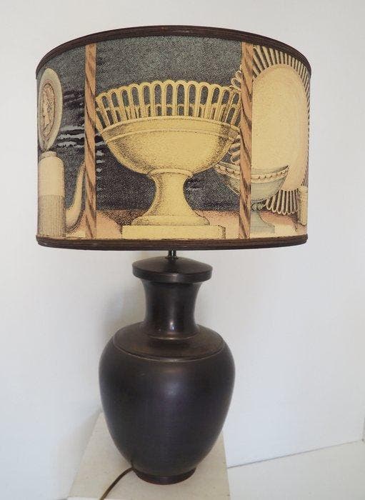 Old brass table lamp/shadow Fornasetti fabric - Tafellamp -, Antiek en Kunst, Antiek | Meubels | Stoelen en Sofa's