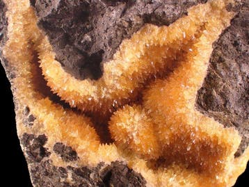 fluorescerend oranje calciet Kristallen op matrix - Hoogte: