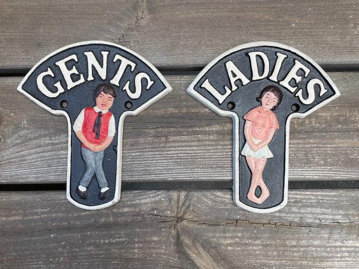 Decoratief ornament - Set van twee gietijzeren toiletbordjes, Antiek en Kunst, Curiosa en Brocante