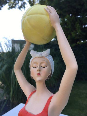 Beeld, BAD DAME MET STRANDBAL - 24 cm - Hars