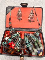 Themacollectie - Sieraden. Kralen, barnsteen, koraal, glas,