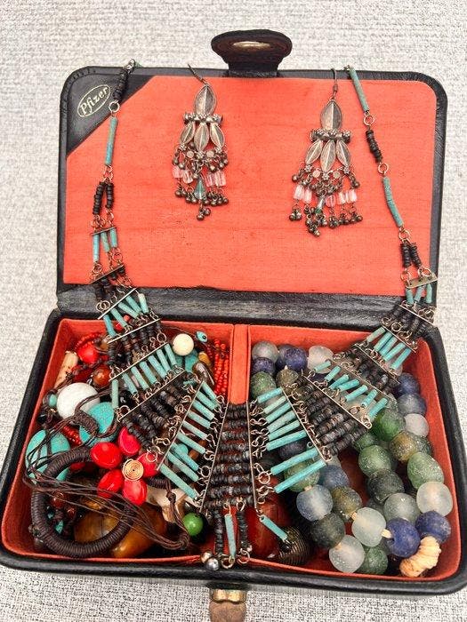 Themacollectie - Sieraden. Kralen, barnsteen, koraal, glas,, Antiek en Kunst, Antiek | Speelgoed