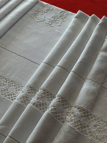 Linge de lit en lin du début du XXe siècle avec les